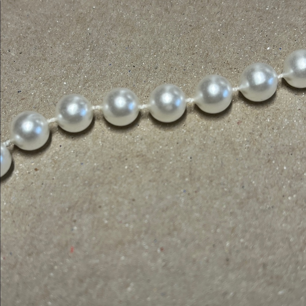 Elegant White Faux Pearl Necklace - Picture 2 of 3
